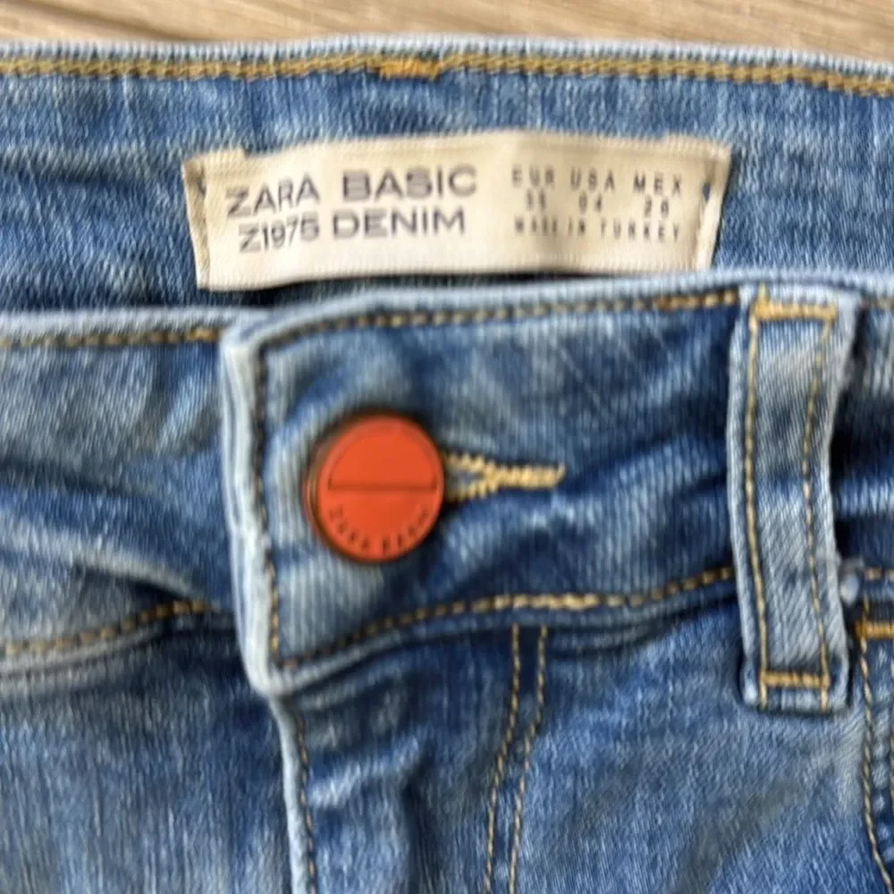Zara Basic Z1975 Denim Distressed Skinny Jeans Light Wash Red Stripe Size 4